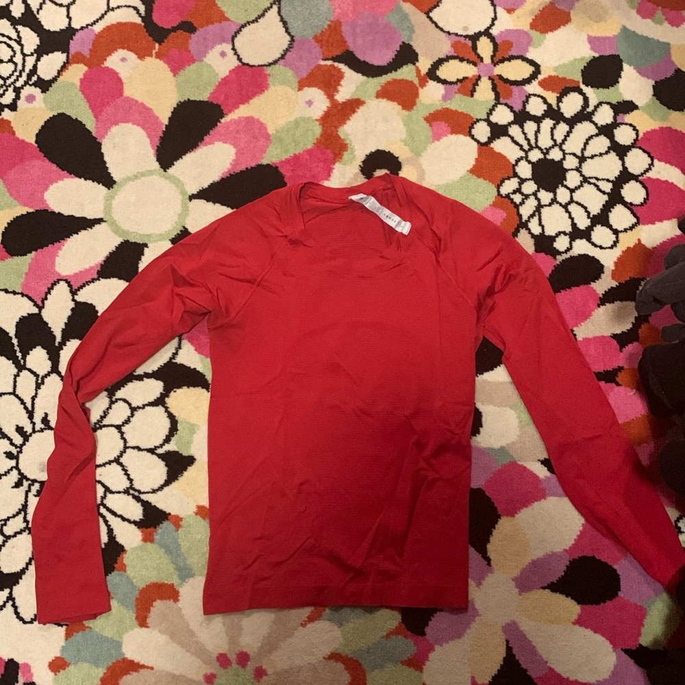 RED LULULEMON SIZE 6 NEW NEVER WORN